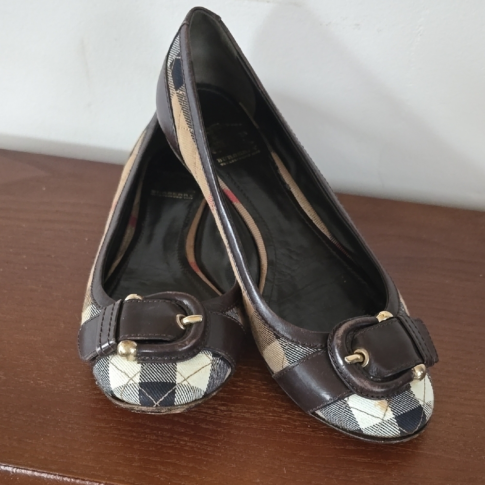 Burberry Brown and Black Flats with Plaid Pattern and Decorative Buckle